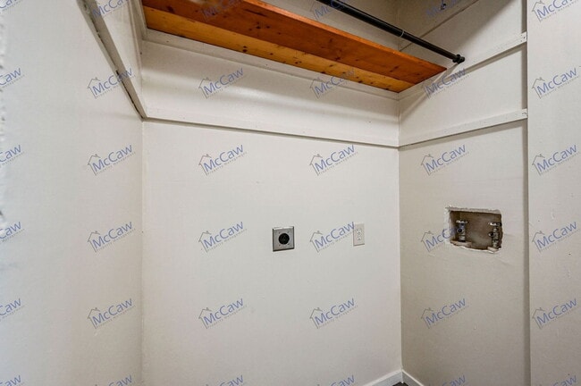Building Photo - 2704 Highwood Dr