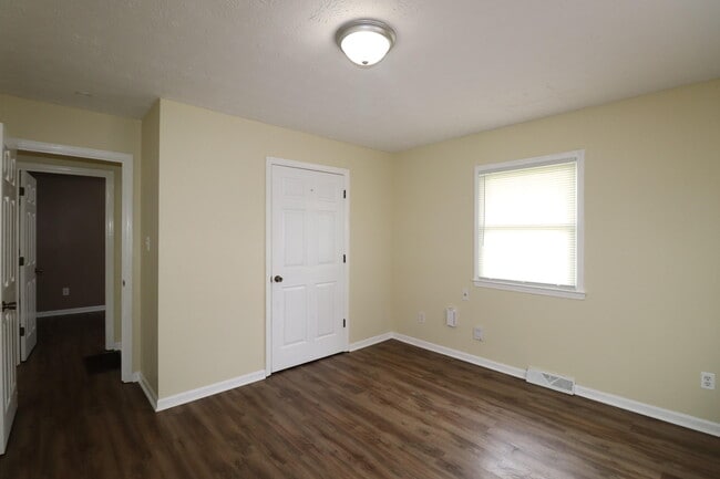 Building Photo - 319 Edgewood Dr