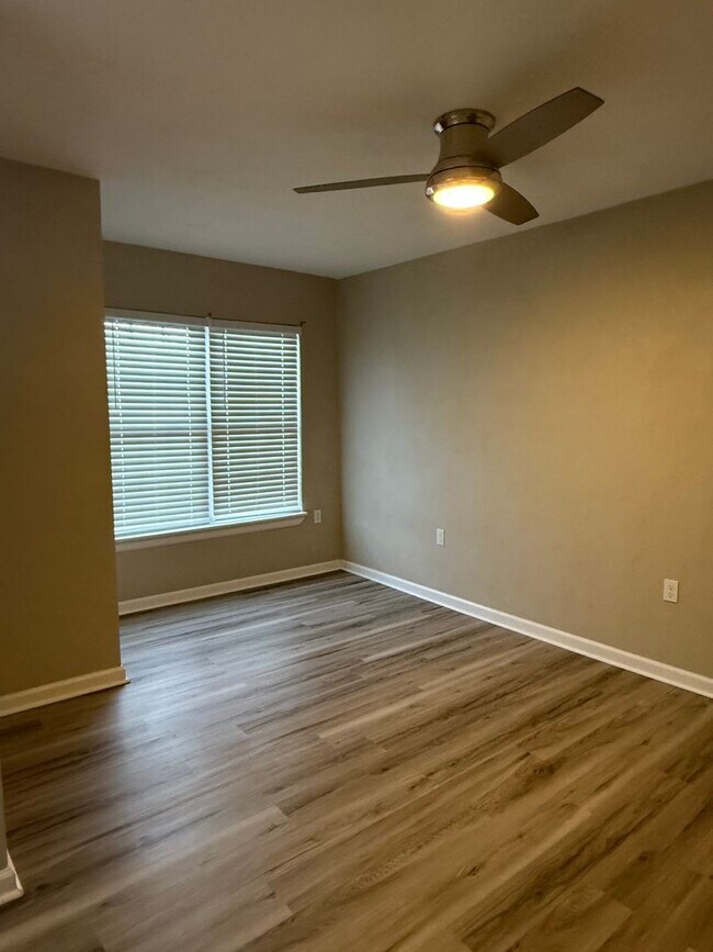 Building Photo - 160 Gretchen Ct