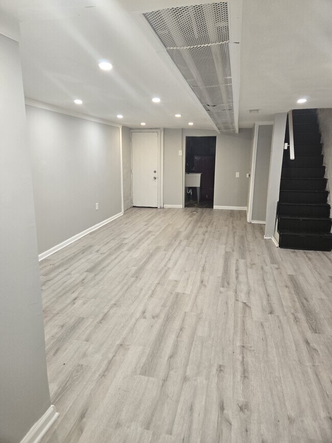 Building Photo - 264 Linton St