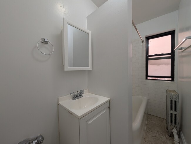 Building Photo - 5417 N Kenmore Ave