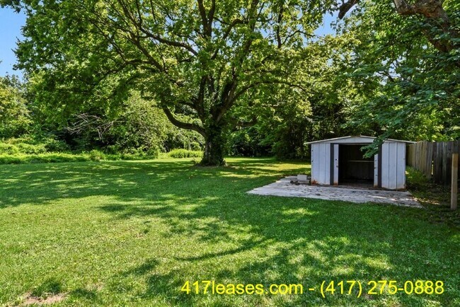 Building Photo - 2518 N Weller Ave