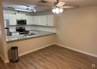 Building Photo - 2 Bed 2.5 Bath