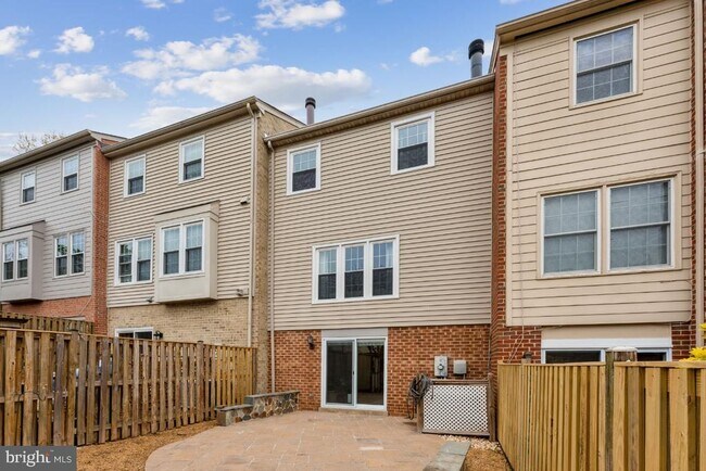 Building Photo - 9769 Lakepointe Dr