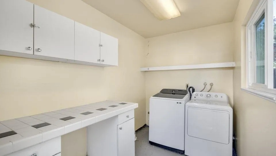 Shared Laundry Unit - 955 Vermont St