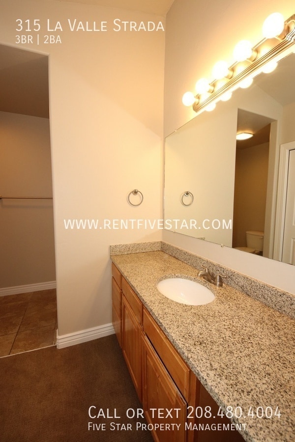 Building Photo - 315 La Valle Strada Ln