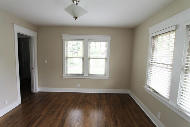 Building Photo - 307 S 50th St