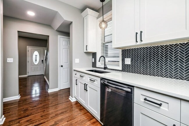 Building Photo - Single Family House! JUST RENOVATED! Centr...