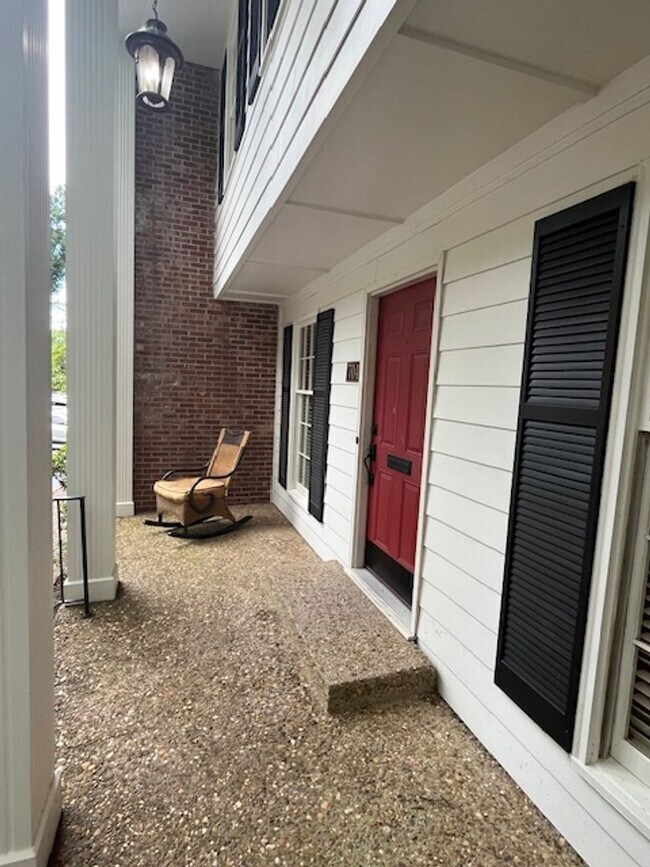 Building Photo - Elegant Colonial Style 2 Bedroom 2 and a half Bathroom Townhome in Little Rock