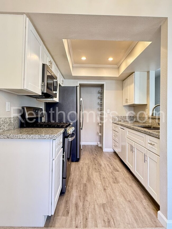 Building Photo - 9438 Twin Trails Dr