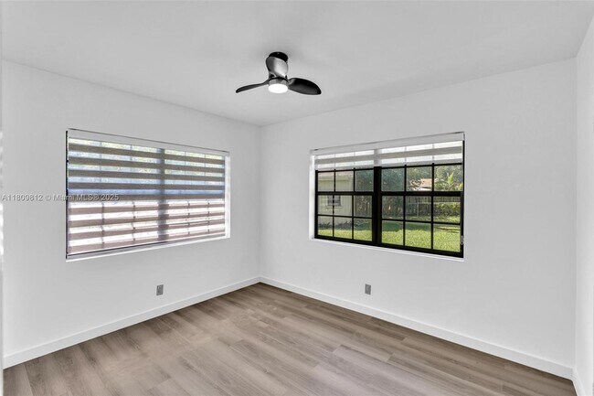 Building Photo - 418 S 57th Way