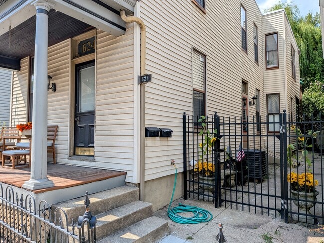 Building Photo - 624 W 12th St