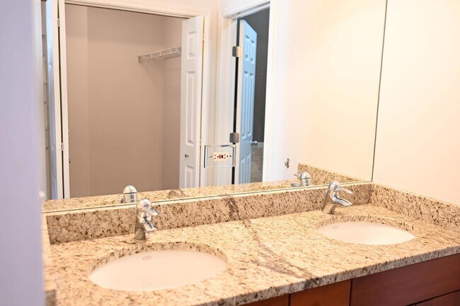 Building Photo - 529 N Racine Ave