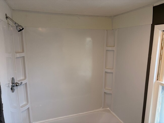 Building Photo - Lovely 3-Bedroom Ranch Style Home!