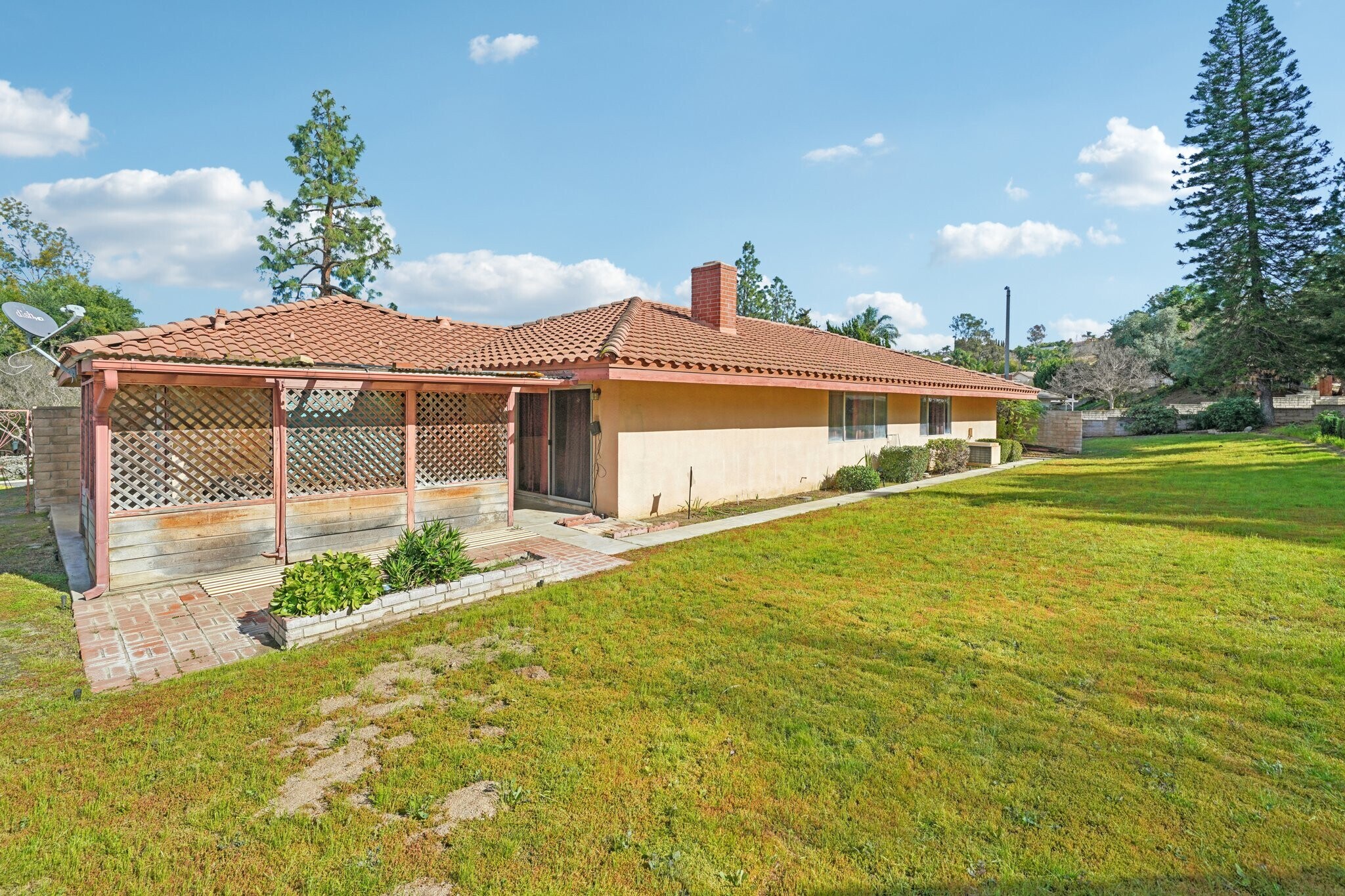 Building Photo - 1500 Country Club Dr