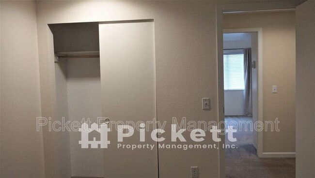 Building Photo - 1307 NW Slate Ln