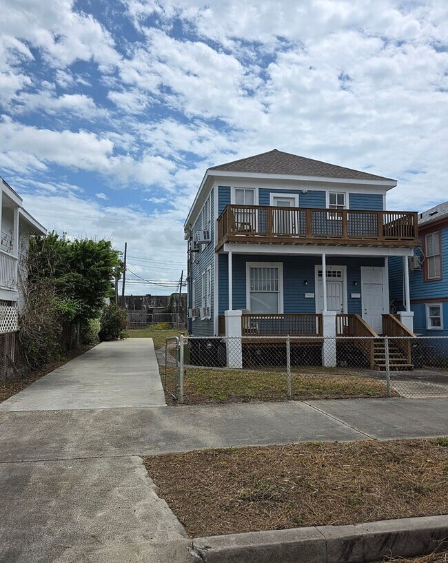 Building Photo - One block to the Beach!