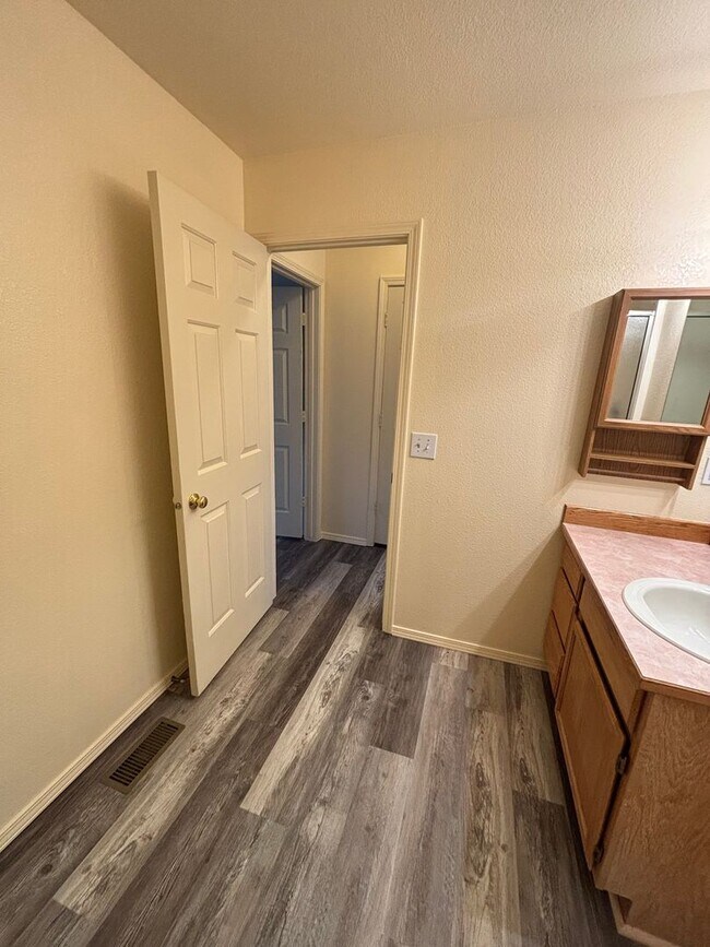 Building Photo - 726-728 E Spokane Ave