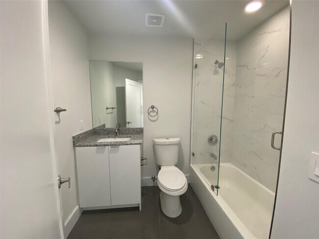 Building Photo - 5613-5615 Polk St