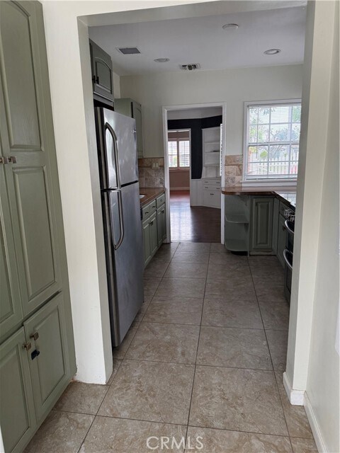 Building Photo - 527 S Orchard Dr