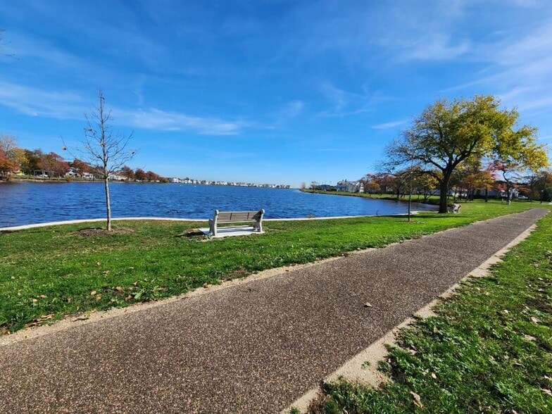 Building Photo - 815 E Curtis Ave