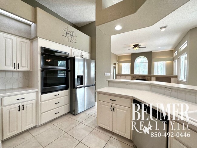Building Photo - Tranquil Retreat on Naples Drive with Pool