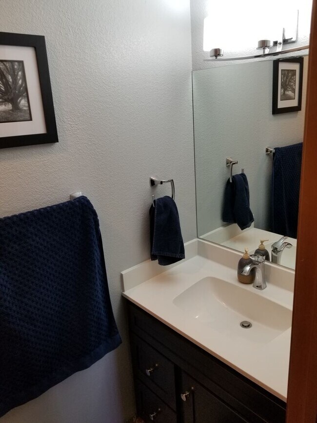Building Photo - 2 Bed, 2.5 Bath Townhouse near NAU/CCC!! S...