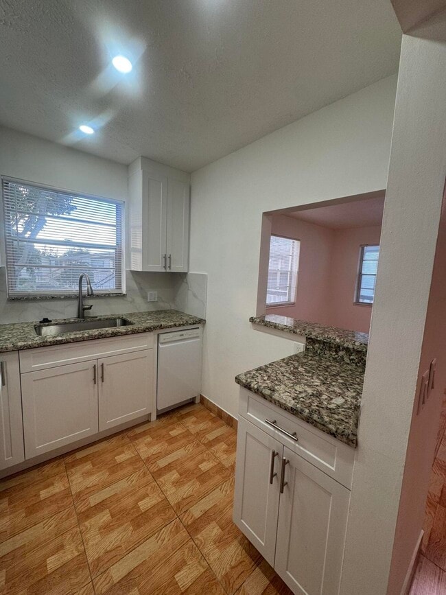 Building Photo - 346 Windsor O