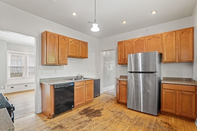 Building Photo - 2118 E Linnwood Ave