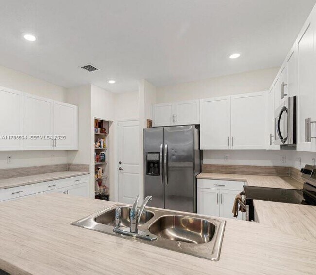 Building Photo - 1414 SE 26th Ter