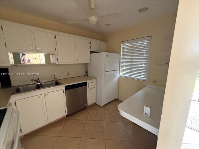 Building Photo - 4242 Deste Ct