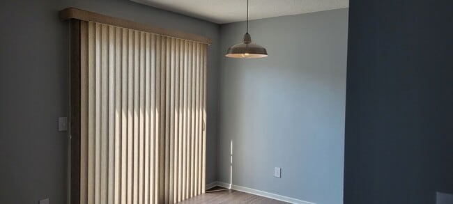 Building Photo - Newly Refreshed 2 bedroom in HOA