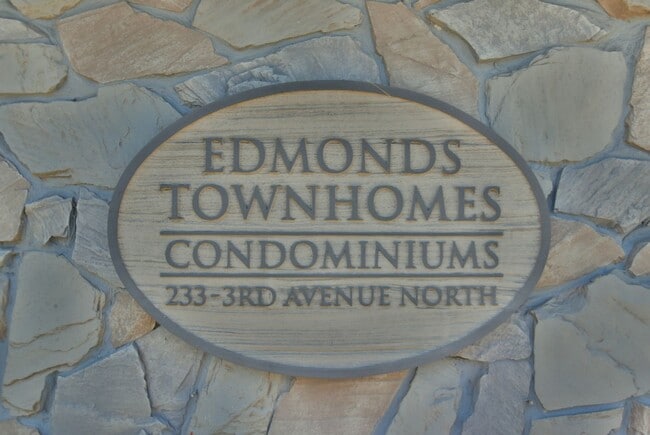 Building Photo - 2Bd/1.5Ba Edmonds Condo