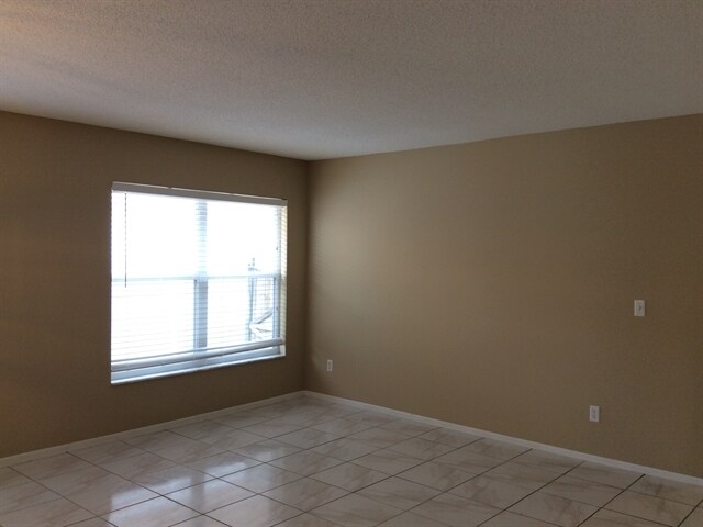 Building Photo - 3025 Holland Dr