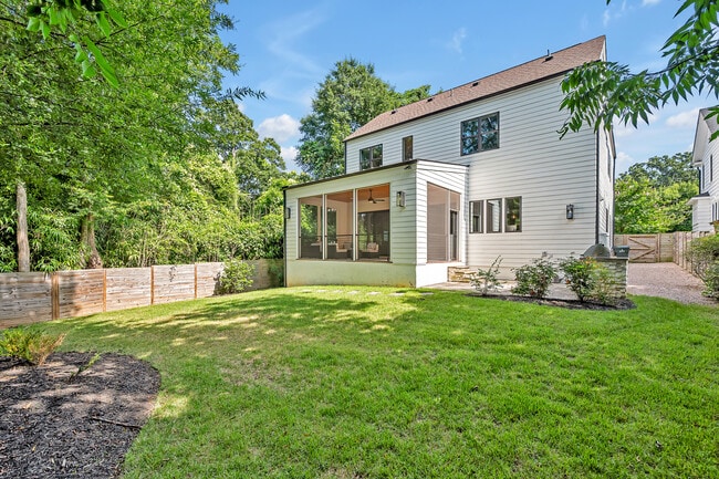 Building Photo - 1820 Park Dr