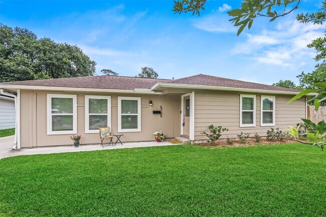 Building Photo - 5755 Belvedere Dr