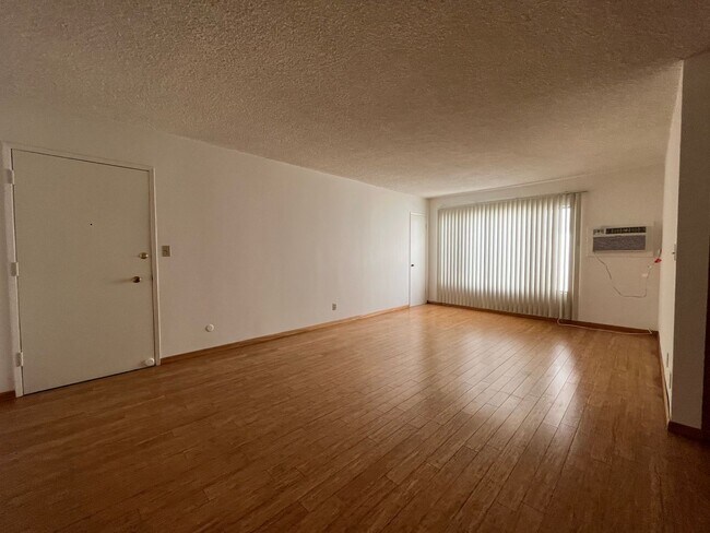 Building Photo - Excellent Location! Minutes from Beverly Hills and Hollywood