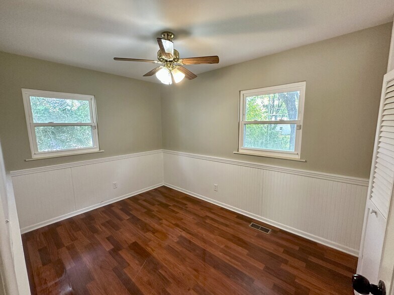 Building Photo - 227 Creekwood Dr