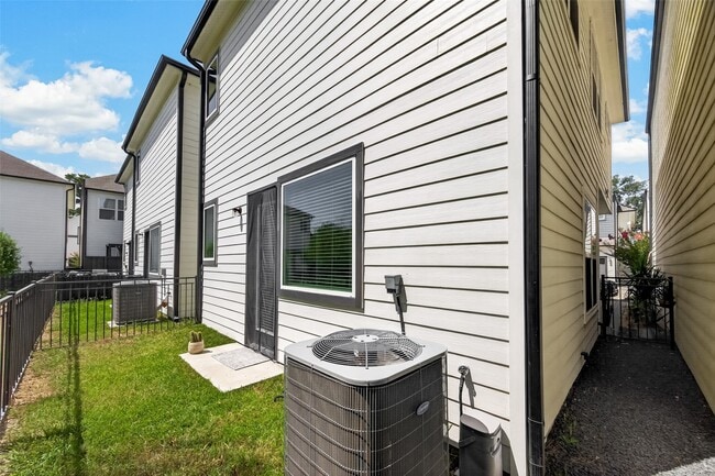 Building Photo - 5912 Haring Ln