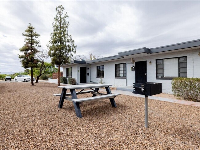 Building Photo - 2 Bedroom 1 Bathroom with Enclosed Backyard!