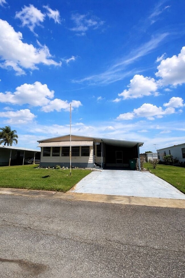 Building Photo - Welcome to your Florida retirement dream in desirable Hollywood Estates.