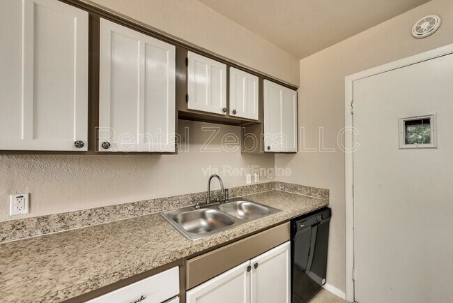 Building Photo - 7113 Edinburg Dr