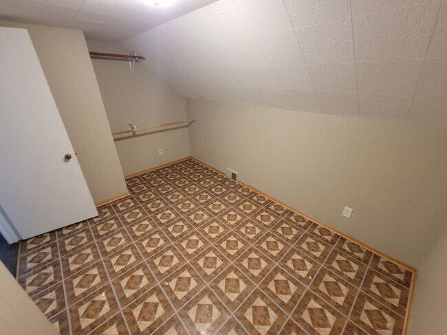 Building Photo - AVAILABLE AUGUST 15th - 4 Bed 3 Bath w/ Spacious Back Deck - SHORT TERM LEASE TILL END OF APRIL