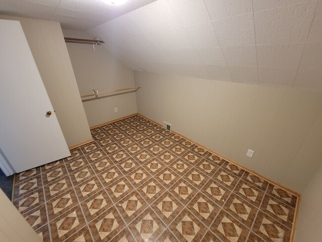 Building Photo - AVAILABLE September - 4 Bed 3 Bath w/ Spacious Back Deck - SHORT TERM LEASE TILL END OF APRIL