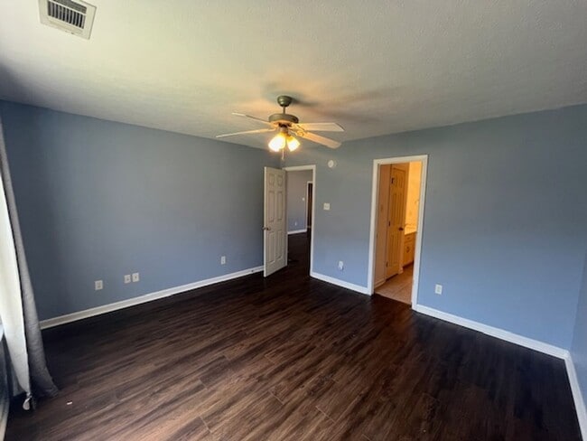Building Photo - 102 Rosebud Cir
