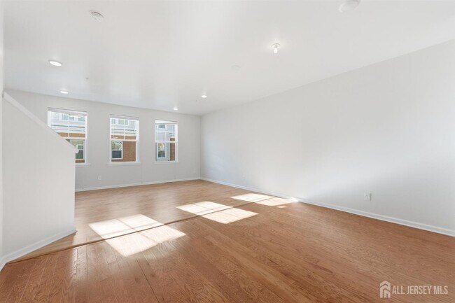 Building Photo - 6 Bond St