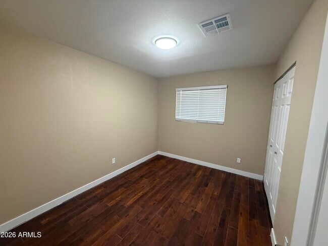 Building Photo - 5810 W Earll Dr