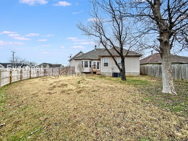 Building Photo - 1808 Lakewood Village Dr