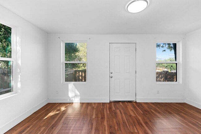 Building Photo - 204 Lessin Ln