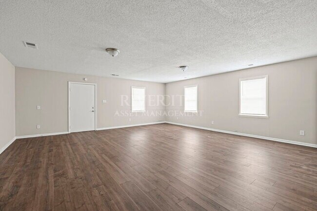 Building Photo - Beautifully Renovated 4 Bed / 2 Bath Home with Over 2,000 Sq Ft! Section 8 Welcomed